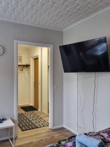 sala de estar con TV de pantalla plana en el techo en Kompakti yksiö numero 12 pienkerrostalossa, en Pori