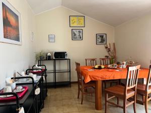 Un comedor con mesa y sillas en Giardino Degli Aranci B&B, en Ponte Galeria