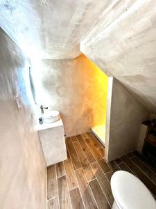 a small bathroom with a sink and a toilet at Charmant T2 atypique proche du centre-ville in Miramas