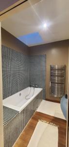 Ένα μπάνιο στο Maison romane avec jardin dans le centre de CLUNY