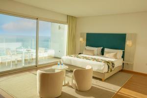 una camera d'albergo con un letto e una grande finestra di Lixus Beach Resort - All In a Larache
