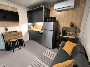 トゥラニにあるLuxury Ondina- Beachfront Retreatのソファとキッチンのあるリビングルーム