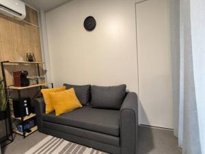 トゥラニにあるLuxury Ondina- Beachfront Retreatのリビングルーム(黄色の枕とグレーのソファ付) +13枚の写真