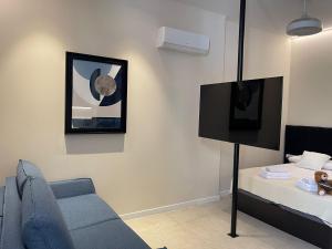 un soggiorno con un divano e un letto di Osito Hub - Campoamor a Valencia