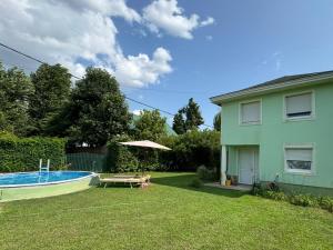 a yard with a swimming pool and a house at Danube Villa with swimming pool in Pasuljište