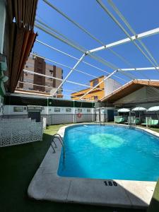 duży basen na dachu budynku w obiekcie Hostal Avenida Andalucia - Solo Adultos w Sewilli