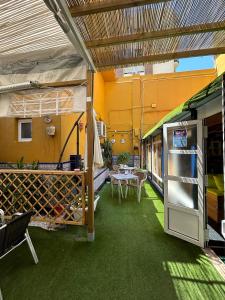 - patio ze stołem i lodówką w obiekcie Hostal Avenida Andalucia - Solo Adultos w Sewilli