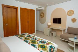 TV a/nebo společenská místnost v ubytování Lixus Beach Resort - All In