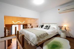 Letto o letti in una camera di 上海小胖纸民宿-武康大楼3店-老吉士