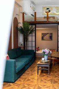 un soggiorno con un divano blu e un tavolo di 上海小胖纸民宿-武康大楼3店-老吉士 a Shanghai