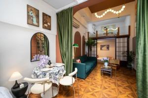 un soggiorno con un divano blu e un tavolo di 上海小胖纸民宿-武康大楼3店-老吉士 a Shanghai