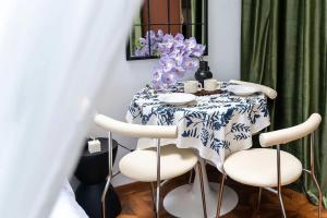 tavolo da pranzo con panna da tavola blu e bianca di 上海小胖纸民宿-武康大楼3店-老吉士 a Shanghai