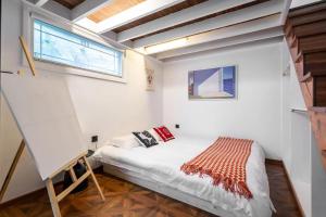 Letto o letti in una camera di 上海小胖纸民宿-武康大楼3店-老吉士