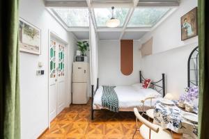 Letto o letti in una camera di 上海小胖纸民宿-武康大楼3店-老吉士