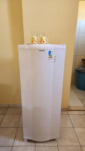 two glasses sitting on top of a white refrigerator at Casa praiana - agradável e confortável ambiente com ar-condicionado in Parnaíba