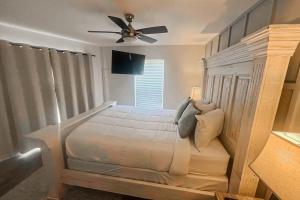 a bedroom with a bed with a ceiling fan at Gulf Island Condo 431 in Navarre +14 photos