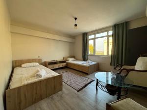 迪亚巴克尔Avio Hotel的一间带床和桌子的小卧室