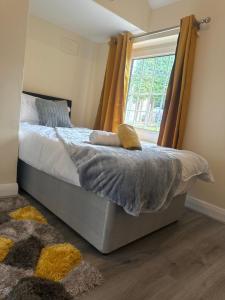 a bedroom with a large bed with a window at Signet Luxury 3-bedrooms, 2bathrooms House with WiFi & Netflix in Rochester