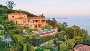 widok z lotu ptaka na dom z basenem w obiekcie Charmante Luxusvilla vue de rêve, aussergewöhnlich großer Pool, Meerblick w mieście Théoule-sur-Mer