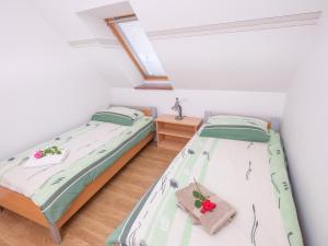 Postel nebo postele na pokoji v ubytování Apartments Šuster