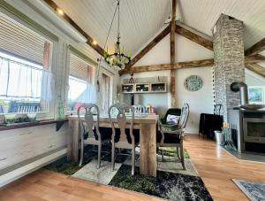 a dining room with a table and chairs at Hof Vierzehnender im Hohen Venn - 70qm Fachwerk-Studio - grosses Wohn-Schlafzimmer mit Dachterrasse und Kaminofen - separate Küche - perfekt für Paare - Monschau - Eifel - Hunde willkommen - Islandpferde in Monschau