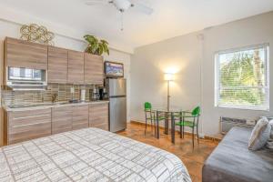 une chambre avec un lit et une cuisine avec une table dans l'établissement The Plaza Miami Beach, à Miami Beach