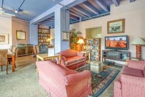 un salon avec des meubles roses et une télévision dans l'établissement The Plaza Miami Beach, à Miami Beach