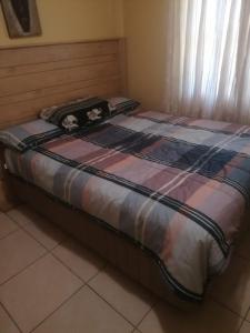 Una cama con dos animales de peluche encima. en Beare Drive, en Pinetown