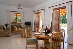 sala de estar con mesa y sillas en Villa Kleoniki, en Polis Chrysochous