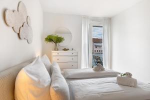 1 dormitorio blanco con 1 cama y vestidor en Km Style Apartments 6, en Freiburg im Breisgau
