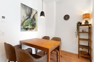 Un comedor con mesa y sillas de madera. en Km Style Apartments 6, en Freiburg im Breisgau 13 fotos más