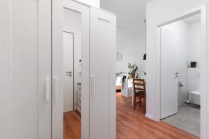 Habitación con paredes blancas y baño con aseo. en Km Style Apartment Nr 1, en Freiburg im Breisgau 13 fotos más