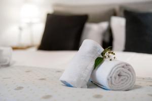 un rollo de papel higiénico sobre una cama en Km Style Apartment Nr 1, en Freiburg im Breisgau
