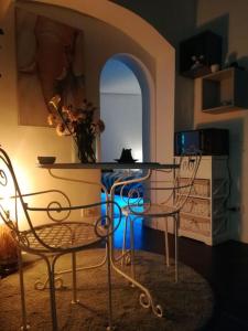 Un comedor con una mesa y dos sillas. en Little gem in Trevi Fountain, en Roma