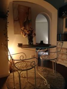 Habitación con 2 sillas, mesa y mesa. en Little gem in Trevi Fountain, en Roma