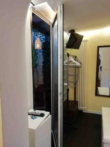 un baño con ducha y WC en Little gem in Trevi Fountain, en Roma