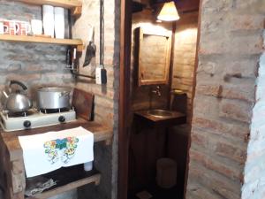 una pequeña cocina con fogones y fregadero en El ranchito, en Santa Coloma