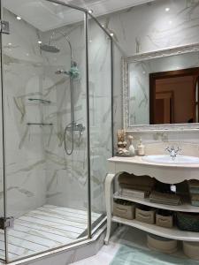 um banheiro com chuveiro e pia em Luxury Apartment Beach View by Marina Beach em M'diq mais 18 fotografias