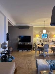 uma sala de estar com um sofá e uma mesa em Luxury Apartment Beach View by Marina Beach em M'diq