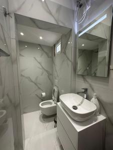 Koupelna v ubytování Britney's Apartments