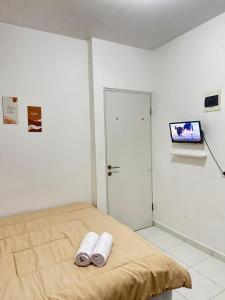 Ένα ή περισσότερα κρεβάτια σε δωμάτιο στο Apartemen Aeropolis by Moydom Room