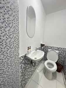 Ένα μπάνιο στο Apartemen Aeropolis by Moydom Room