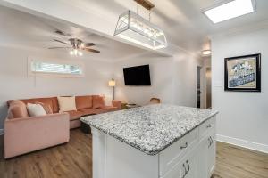 uma sala de estar com um sofá e uma bancada em The Swamp Rose Cottage em Bay Saint Louis