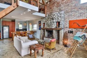 sala de estar con pared de ladrillo y chimenea en Mountain View, en Bettyʼs Bay