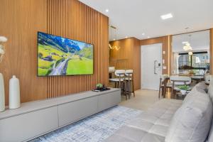 Μια τηλεόραση ή/και κέντρο ψυχαγωγίας στο Leev Home 2 dorm 50m Rua Coberta by Achei Gramado