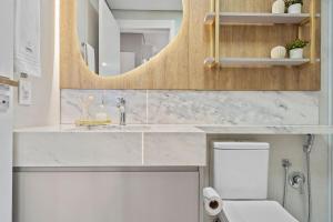 Ένα μπάνιο στο Leev Home 2 dorm 50m Rua Coberta by Achei Gramado +24 φωτογραφίες