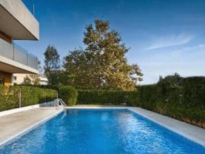ein großer blauer Swimmingpool vor einem Haus in der Unterkunft Penthouse Dalias in Port de Pollença