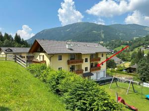 巴德小基希海姆REHKITZ Apartment的红箭头山上的房子