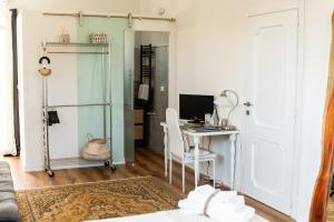 a living room with a desk and a computer at Villa Tropical in Francavilla al Mare