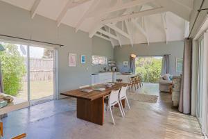 Una cocina y un comedor con mesa y sillas de madera. en Lily House, en Bettyʼs Bay 15 fotos más